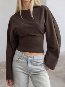 Elegancka damska brązowa dzianinowa koszulka z okrągłym dekoltem, długim rękawem, standardową długością i lekką elastycznością dla większego komfortu