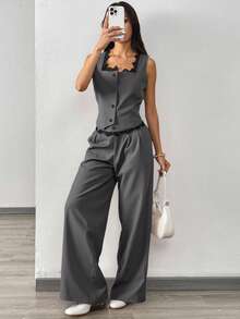 Conjunto femenino elegante de dos piezas para primavera y verano, compuesto por chaleco ajustado con delicado encaje en escote y cintura, y pantalón largo de pierna ancha de talle alto. Diseño moderno y sofisticado que realza la silueta, ideal para oficina, salidas casuales o eventos especiales. Tejido cómodo y de calidad, fácil de combinar con diferentes estilos y accesorios para un look versátil y con estilo - Gris - Ver 3