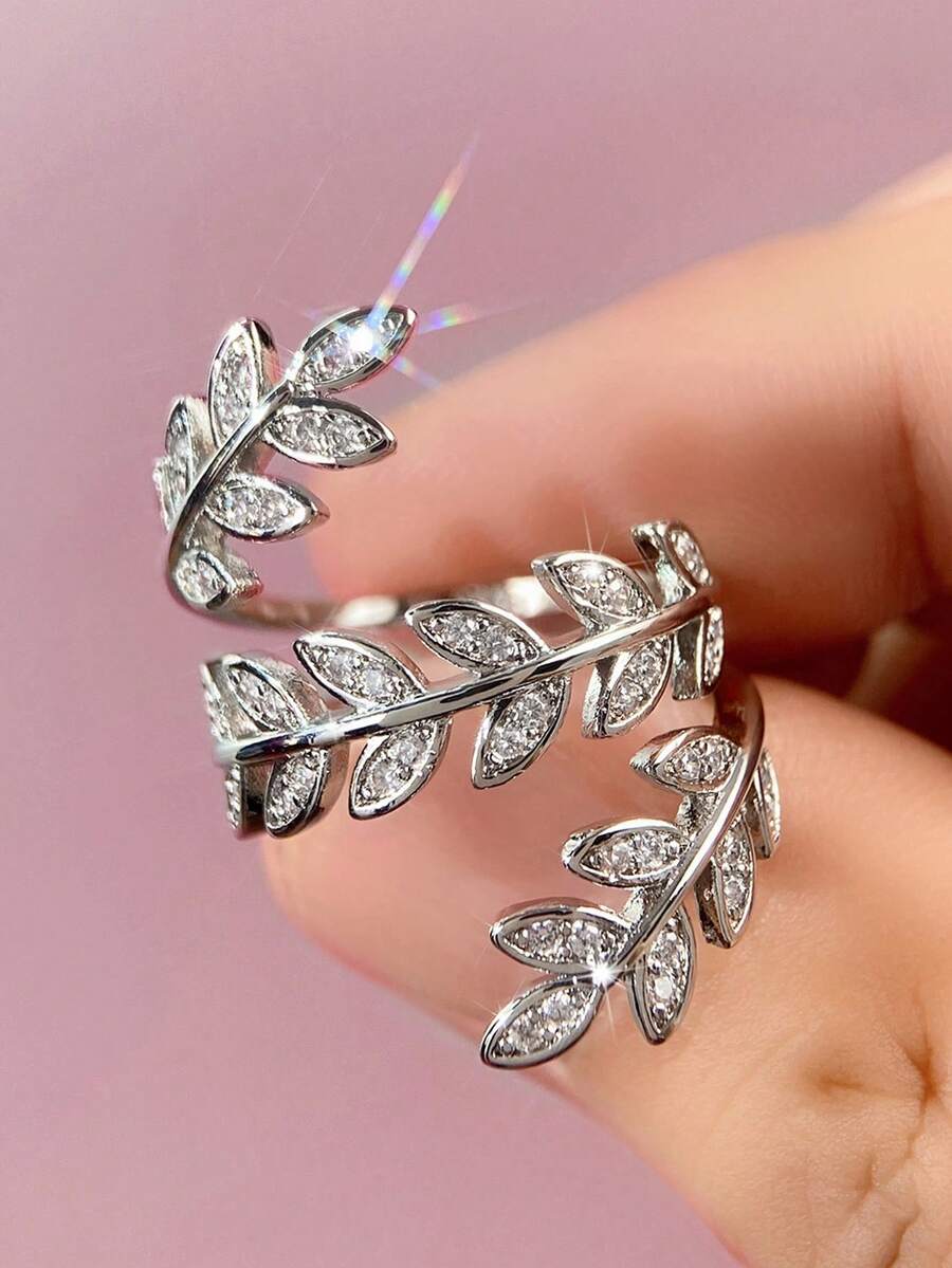 1枚优雅立方氧化锆戒指，适合作为情人节礼物、结婚礼物、订婚礼物、周年纪念礼物或女士派对首饰。