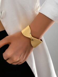 3pcs/1set Minimalist Golden Geometric Smooth Bowknot Asymmetrical Teardrop Shaped Metal Bangle Set, Suitable For Women, Thick Heavy-Duty Smooth Metal And Zinc Alloy Material Bracelet Set