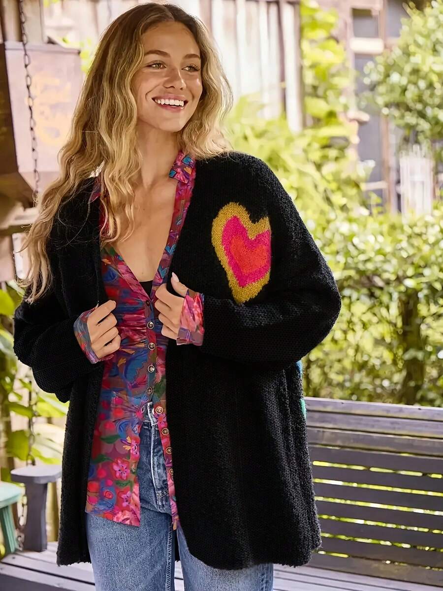 Cardigan tricoté à manches longues de mode pour femmes en automne et hiver, motif en forme de cœur, modèle ample, style décontracté polyvalent et doux, convient pour les voyages quotidiens et les déplacements. Chandail en laine pour femmes en automne. - Noir - Voir 1