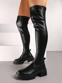 Botas acima do joelho com cabedal ajustado e sola grossa