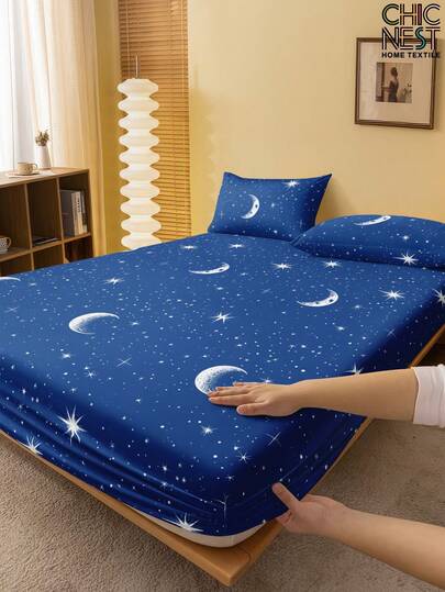 1 pieza Falda de cama con estampado de estrellas y lunas de color azul marino, protector de colchón, funda de colchón con corazón de San Valentín, suave y transpirable, se ajusta a camas individuales, dobles, queen y king, diseño de bolsillo profundo de hasta 30 cm, resistente a las arrugas, mejora la calidad del sueño, lavable a máquina. Esencial para la temporada de regreso a la escuela en la universidad.