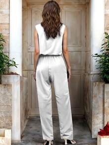 Jumpsuit Sin Mangas Escote En V Cintura Ajustable Con Cinturón Corte Recto Silueta Estilizada Diseño Minimalista Toque Sofisticado Ideal Para Mujer Moderna Casual Y Elegante - Blanco - Ver 3