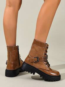 女士棕色拼接厚底系带靴，饰有金属字母，采用优质合成材料，圆头设计，适合日常穿着。 - 棕色 - 查看 5