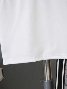 Tween Boy Casual Minimalist Boys' Summer Outfit, 2-Piece Set Children's Casual Silver Print Patchwork Black T-Shirt + Printed Striped Shorts Set, Summer Boys' Casual Minimalist Printed Pattern Round Neck Short Sleeve T-Shirt And Shorts Set - 灰色 - 查看 7