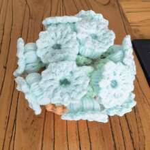 وردة الوادي المصنوعة يدويًا بالكروشيه، باقة الورد متعددة الأغراض حصيرة، حامل ساخن وسلة تخزين، وسادة أصيص الزهور الاصطناعية، مناسبة لحفل القهوة والشاي، حصيرة غير انزلاقية، حصيرة محبوكة متينة مقاومة للحرارة