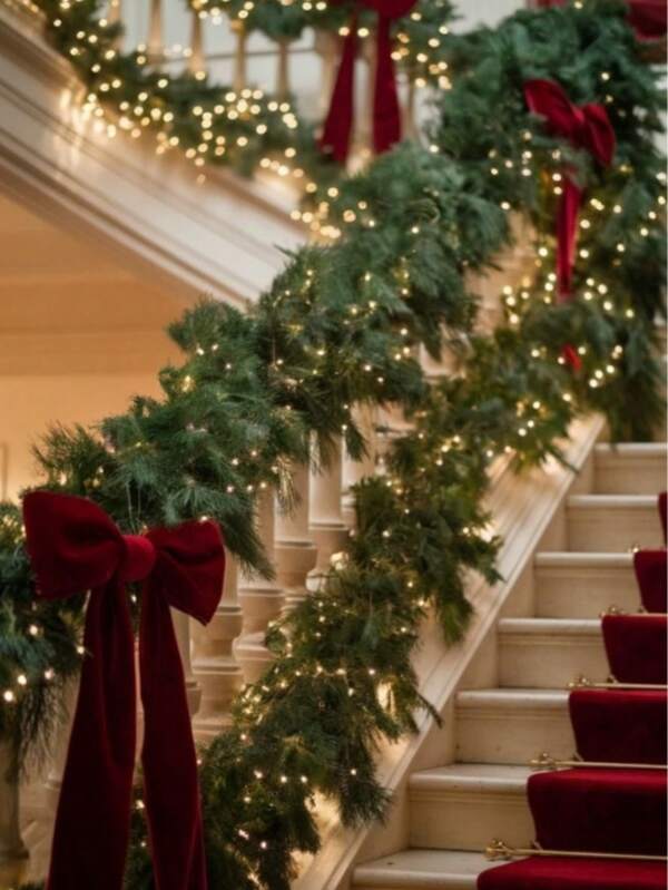 1 Stück künstlicher Tannenkranz, Plastik Tannenkranz, geeignet für Innentreppe Hängedekoration, Tischmitte Dekoration, Weihnachts- und Winterdekoration (Es wird empfohlen, mehrere Chargen zu kaufen, um den Effekt des ersten Bildes zu erzielen)