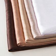 1 Stück eleganter Satin-Kopftuchschal in einfarbig mit natürlicher Knitteroptik, muslimische Kopfbedeckung für Frauen