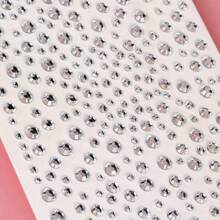 这款3D水晶面部贴片，让你轻松打造节日派对必备的吸睛造型！无论是锐舞派对、主题派对还是其他场合，都能瞬间增添耀眼光芒。大小不一的水晶营造出层次丰富的3D效果，在照片和灯光下熠熠生辉。使用方法简单——只需撕下背胶，贴在干净的皮肤上即可（无需胶水！）