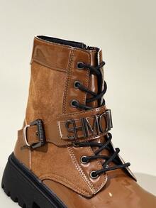 女士棕色拼接厚底系带靴，饰有金属字母，采用优质合成材料，圆头设计，适合日常穿着。 - 棕色 - 查看 2