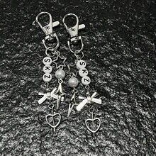 1 个 SKZ 钥匙扣 - K-Pop 风格串珠链，配有心形星星吊饰和 SKZ 字母，采用金色铝合金制成，适用于音乐会纪念品、珠宝礼品、背包装饰 - 完美的情人节礼物 - 彩色 - 查看 2
