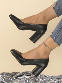 Zapatos de tacón alto de punta cuadrada de piel patentada de talla grande para mujer, diseño liso, simple y elegante, versátil y de moda, nueva llegada de otoño 2025; adecuado para el trabajo, los desplazamientos, las compras y las citas; tacones altos slip-on para mujer