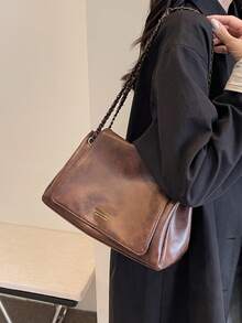 Un versátil bolso de hombro para mujer adecuado para otoño e invierno, con una decoración de logotipo estampado en dorado simple y de moda, un bolso cruzado versátil y de alta gama con una correa de cadena ajustable, adecuado para el transporte diario y las compras de estudiantes universitarios. - Café - Ver 3