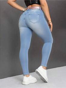 Pantalones vaqueros ajustados de tiro alto en azul claro con roturas y cinturón rosa, modernos y versátiles - Lavado ligero - Ver 3