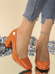 Zapatos de tacón alto de punta cuadrada de piel patentada de talla grande para mujer, diseño liso, simple y elegante, versátil y de moda, nueva llegada de otoño 2025; adecuado para el trabajo, los desplazamientos, las compras y las citas; tacones altos slip-on para mujer