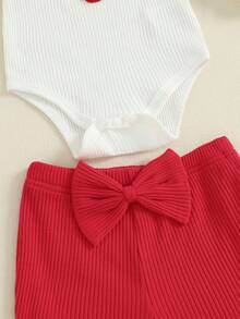 Conjunto de 3 piezas de mameluco de manga larga con bordado de fresas para niña, pantalones acampanados lisos y diadema con lazo. - Rojo - Ver 7