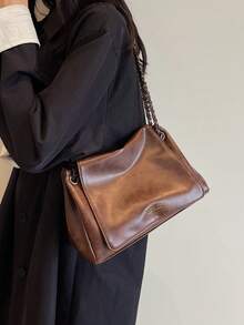 Un versátil bolso de hombro para mujer adecuado para otoño e invierno, con una decoración de logotipo estampado en dorado simple y de moda, un bolso cruzado versátil y de alta gama con una correa de cadena ajustable, adecuado para el transporte diario y las compras de estudiantes universitarios. - Café - Ver 2