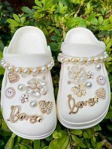 18 Peças Encantos de Sapato Dourados da Moda (Corrente de Pérolas ABS, Camelia, Letra, Coração, Borboleta, Pérola ABS), Clipes de Sapato de Resina ABS, Decorações DIY, Adequado para Sandálias, Chinelos, Sapatos com Furos, Sandálias e Bolsas de Praia de Mulheres, Acessórios de Sapato Multifuncionais - Presente Perfeito para Festas de Feriados e Ocasiões Especiais