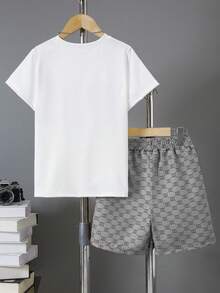 Tween Boy Casual Minimalist Boys' Summer Outfit, 2-Piece Set Children's Casual Silver Print Patchwork Black T-Shirt + Printed Striped Shorts Set, Summer Boys' Casual Minimalist Printed Pattern Round Neck Short Sleeve T-Shirt And Shorts Set - 灰色 - 查看 2