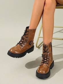 女士棕色拼接厚底系带靴，饰有金属字母，采用优质合成材料，圆头设计，适合日常穿着。 - 棕色 - 查看 6