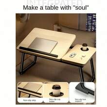 Multifunktionaler, verstellbarer Laptop-Nachttisch, klappbarer Schreibtisch mit Getränkehalter und Handyhalterung, geeignet für Homeoffice, Arbeitszimmer, Lesen und Wohnheim. Aus Holz gefertigt, stabil und langlebig, leicht und tragbar, keine Installation erforderlich, geeignet für Schlafzimmer, Sofa, Arbeitszimmer und viele weitere Einsatzbereiche. Moderner und schlichter Stil. Die geräumige Schreibtischplatte bietet Platz für Computer, Bücher, Getränke und Schreibwaren. Höhe und Winkel sind verstellbar, um unterschiedlichen Sitzbedürfnissen gerecht zu werden. Die Oberfläche ist glatt und leicht zu reinigen. Die Kanten sind abgerundet, um Stöße zu vermeiden. Geeignet für Erwachsene und Studenten.