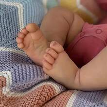 Reborn Puppe Größe 22 Zoll und 55 Zentimeter, realistisch und weich wie ein echtes Neugeborenes - Verschiedenfarbig - Übersicht 2