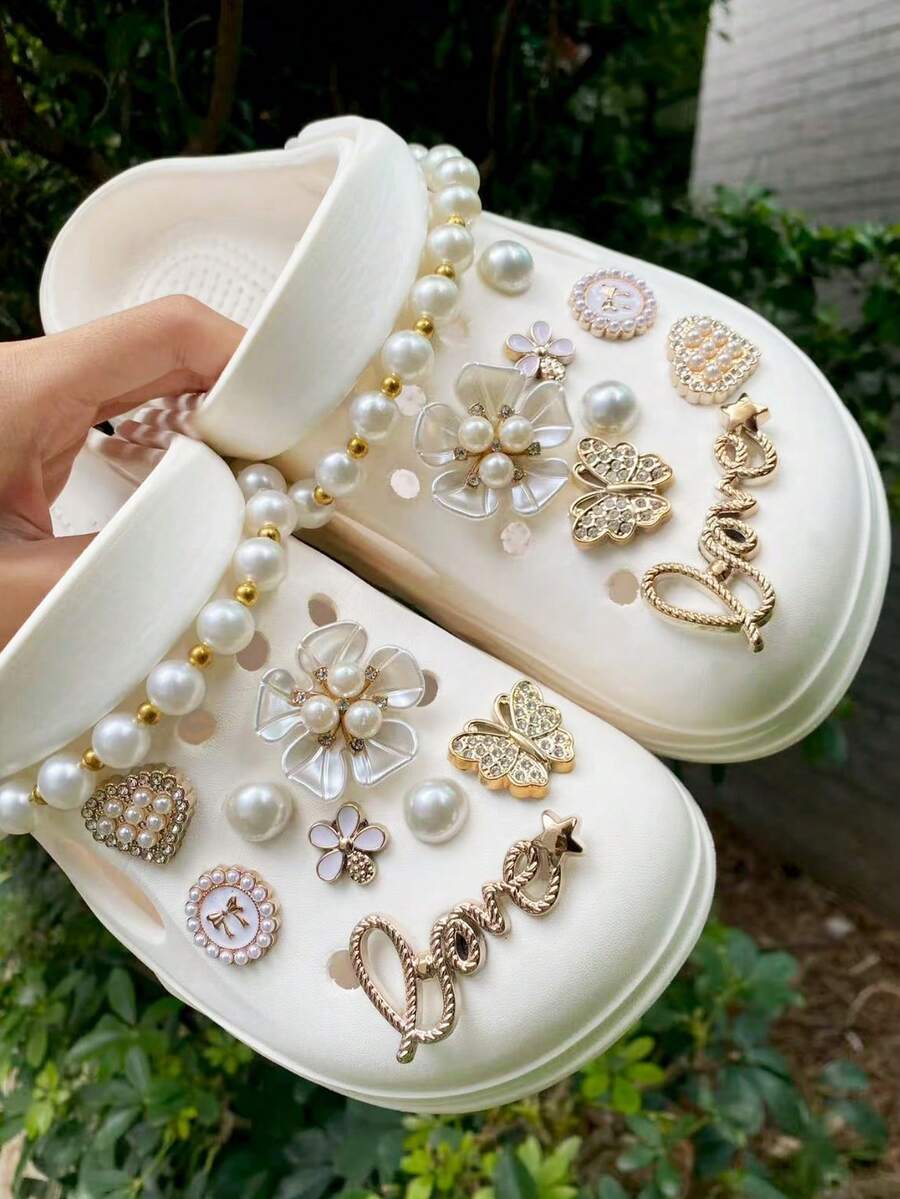 18 Peças Encantos de Sapato Dourados da Moda (Corrente de Pérolas ABS, Camelia, Letra, Coração, Borboleta, Pérola ABS), Clipes de Sapato de Resina ABS, Decorações DIY, Adequado para Sandálias, Chinelos, Sapatos com Furos, Sandálias e Bolsas de Praia de Mulheres, Acessórios de Sapato Multifuncionais - Presente Perfeito para Festas de Feriados e Ocasiões Especiais