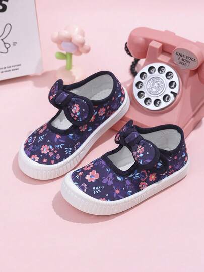 女童柔软舒适宽楦运动鞋，适合春、夏、秋、冬室内外穿着，可爱蝴蝶结和魔术贴设计帆布鞋