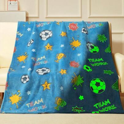 1pc With Football Pattern Design, A Flannel Blanket That Can Glow In The Dark. It Is Made Of High-Quality Flannel Fabric, Soft And Skin Friendly, More Suitable For Teenagers To Use, Both Warm And Comfortable, Suitable For Sofas, Bedrooms, And Travel, And Is An Excellent Gift For Friends And Classmates.