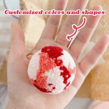 1 Stück personalisierter bestickter Plüsch Dekor, personalisierter Handyhalter, handgefertigte bestickter personalisierter/bonbonfarbener Kunstwerke, in Form von Buchstaben/rund/Herz, personalisierter Handyhalter/Anhänger, personalisiertes Plüsch Kunstwerk, kann als Geburtstags-/Party-/Alltagsdekor Geschenk verwendet werden, einzigartiges Geschenk für Familie/Freunde/Lehrer/Freundin/Freund/Mutter/Schwester, geeignet für Halloween/Thanksgiving/Weihnachten/Neujahr Geschenke