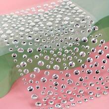 这款3D水晶面部贴片，让你轻松打造节日派对必备的吸睛造型！无论是锐舞派对、主题派对还是其他场合，都能瞬间增添耀眼光芒。大小不一的水晶营造出层次丰富的3D效果，在照片和灯光下熠熠生辉。使用方法简单——只需撕下背胶，贴在干净的皮肤上即可（无需胶水！）