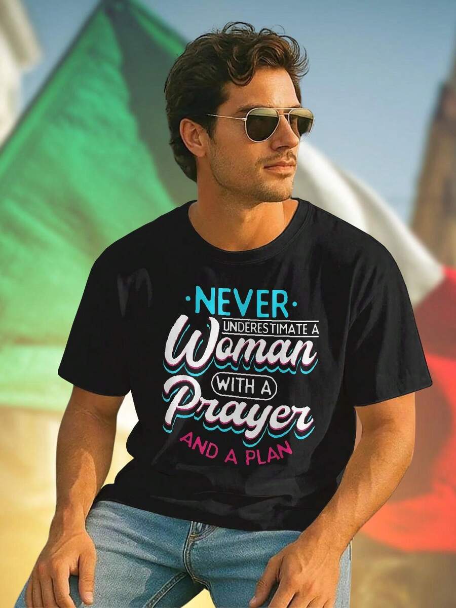 Maglietta Uomo NEVER UNDERESTIMATE A WOMAN WITH A PRAYER AND A PLAN T Shirt Moda Casual Regalo Originale Stile Unico  Qualità Comoda Idea Regalo Donna Offerta Esclusiva