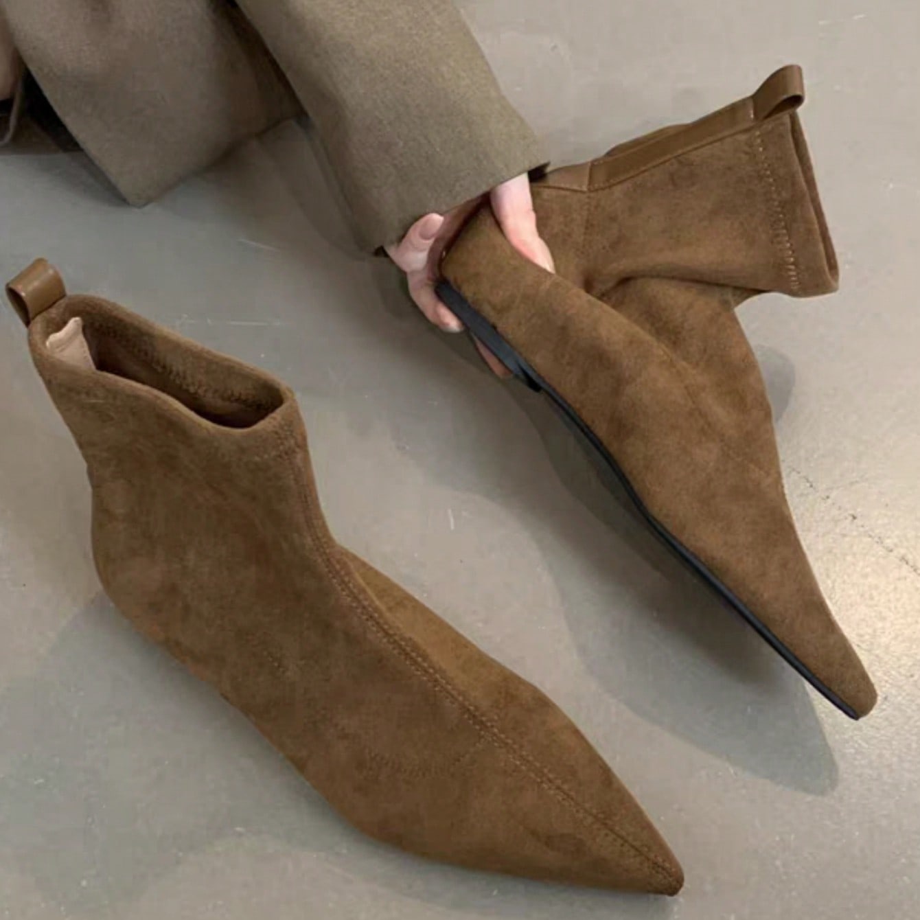 Botas de calcetín planas simples de estilo europeo y americano para otoño/invierno 2025, botas de tobillo puntiagudas de tacón plano delgado para m