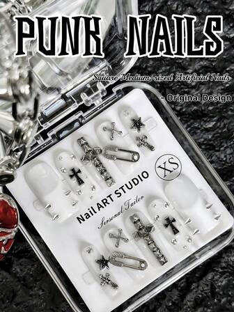 原创设计，手工制作，10片垃圾朋克风格美甲贴片，中号方形假指甲，纯白法式贴片，重金属朋克风，十字架和回形针元素，各种铆钉和透明白色完美呈现于指尖。高级辣妹风，赛博朋克金属盔甲风格美甲套装，适合女性和女孩日常佩戴，也适合各种场合。按压式安装方法。