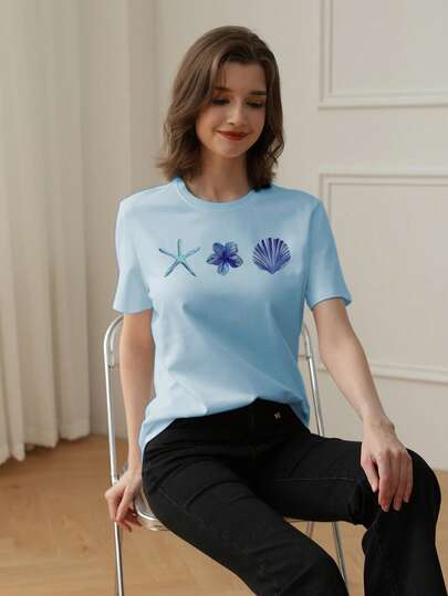 女士夏季新款简约贝壳海星印花休闲度假风圆领杏色短袖T恤，时尚日常上衣，适合日常度假穿着。女士白色印花T恤