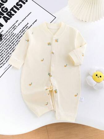 Söt tecknad film med knappar framtill för babypojke, spädbarnskläder lämpliga för vår- och höstsäsonger