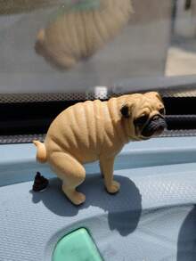 一套迷你巴哥犬PVC宠物装饰摆件，造型逼真，带有绿植，是理想的房间装饰、卧室装饰、家居装饰、办公室装饰或汽车配件，宠物配件，趣味十足的宠物设计，可用作节日礼物、情人节礼物（送给女性）。