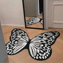 1 pièce Tapis décoratif asymétrique avec motif de papillon noir et blanc de bande dessinée intéressant, design créatif moderne et amusant en fausse laine lavable. Convient pour le salon, la chambre, le balcon, la terrasse, l'intérieur et l'extérieur, la salle de jeux, le tapis de chevet pour garçons et filles, décoration d'intérieur