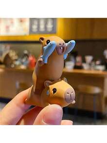 Figura decorativa de resina de capibara, decoración creativa para mujer para el centro de control del automóvil, muebles de escritorio, regalo con figura de animal al azar