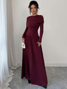 女士优雅长袖褶皱连衣裙，酒红色，高品质，垂坠感强，低腰，修身A字裙，适合日常、通勤、派对、约会、新年、春节、情人节、斋月等场合。