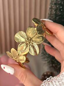 1pc Vintage Elegant Floral Design Metal Feeling Wide Bangle, Adjustable Chunky Cuff Bracelet, Suitable For Women As Holiday, Party, Date, Gift, Daily Wear