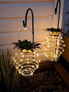 1 件户外太阳能吊灯。可用于户外装饰和家居装饰。它是一种环境装饰灯。它是一种防水太阳能菠萝形灯。适用于户外花园、庭院门廊、草坪、后院、景观小径、露台和其他户外园艺场景。它也是一个很棒的礼物选择。 - 均碼 - 查看 8