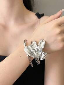 1 buc Brățară Elegantă pentru Femei cu Frunze de Iris Emailate Albe - Design Auriu Francez Șic, Potrivită pentru Ținute Zilnice și de Petrecere, Bijuterii Versatile pentru Tot Anul