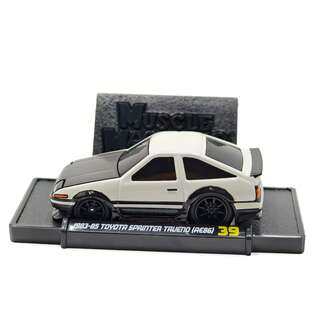 Burago 1:64 Escala  AE86 Coche de Modelo a Escala - Blanco y Negro, Versión en Miniatura, Puertas Abiertas, Función de Suspensión, Conducción Suave, Réplica Realista, Juguete para Niños y Niñas, Colección de Adultos y Decoración de Escritorio, Halloween, Navidad, Regalo de Cumpleaños