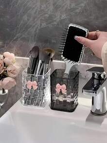 Hộp đựng đồ để bàn trong suốt 1 chiếc, có nơ hồng trang trí, ngăn đựng bút và nhiều ngăn chứa đồ, lý tưởng để đựng đồ dùng học tập, văn phòng phẩm, ký túc xá, mỹ phẩm, đồ chăm sóc da và đồ dùng văn phòng thiết yếu, quà tặng cho nữ, quà Giáng sinh, ý tưởng quà tặng cho nữ, trang trí phòng. - Nhiều màu - Xem 8