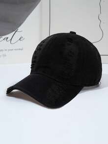 Una gorra de béisbol personalizada, con efecto desgastado, agujeros y bordes deshilachados, adecuada para uso diario