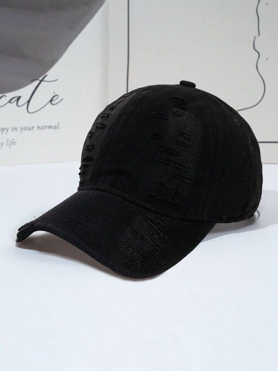 Una gorra de béisbol personalizada, con efecto desgastado, agujeros y bordes deshilachados, adecuada para uso diario