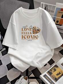 Hermosa y moderna camiseta de mujer con estampado de corazón, decorada con patrón de corazón de leopardo, camiseta de cuello redondo de manga corta, adecuada para uso casual y estilo diario, diseño elegante e icónico. - Blanco - Ver 2