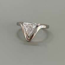 VKHK 1pc Luxury 18K Gold Plated Stainless Steel Triangle Cubic Zirconia Single Ring, Suitable For Women Everyday Or Wedding Wear, Gift